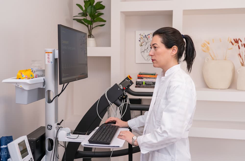 Η ιατρός κοιτάζει την οθόνη μηχανήματος εξέτασης του ιατρείου