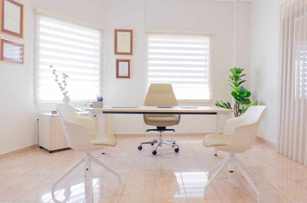 Το γραφείο της γιατρού με δύο καρέκλες επισκεπτών μπροστά του