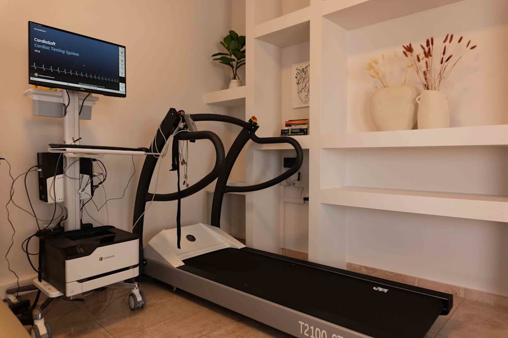 Ο διάδρομος και τα μηχανήματα καταγραφής του ιατρείου για δοκιμασία κόπωσης με τάπητα