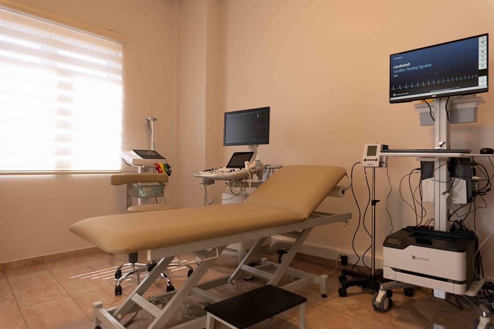 Φωτογραφία στο δωμάτιο εξέτασης με το κρεβάτι εξέτασης και τον εξοπλισμό εξέτασης